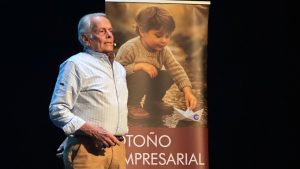 Eduardo Strauch llena hasta la bandera el Teatro en una jornada inolvidable de superación
