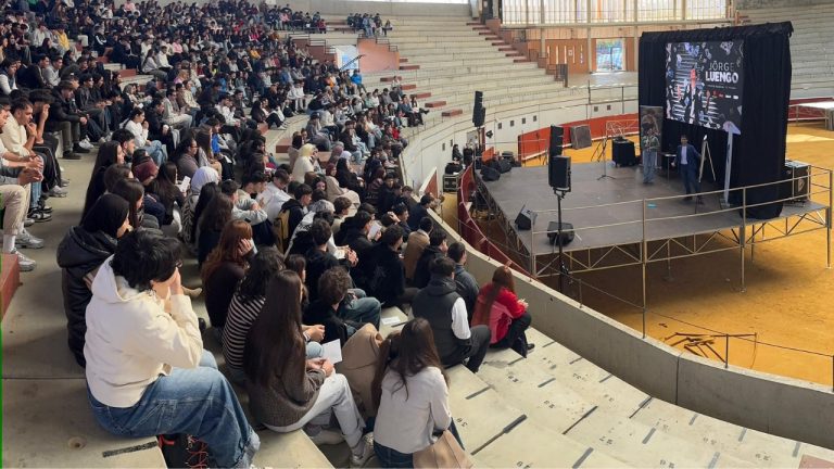 Más de 700 jóvenes descubren “La magia del emprendimiento” junto a Jorge Luengo en Navalmoral